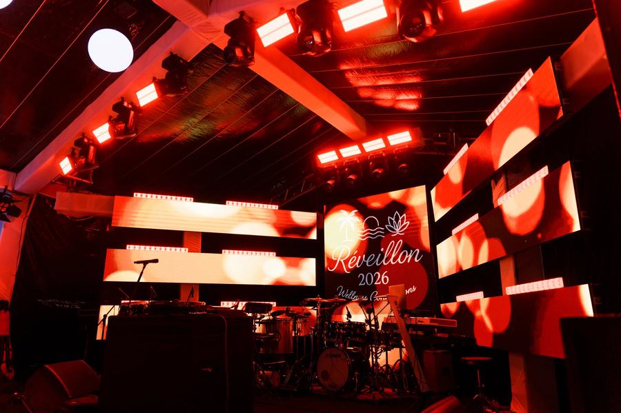 Palco com painéis de LED vermelhos para show de Réveillon