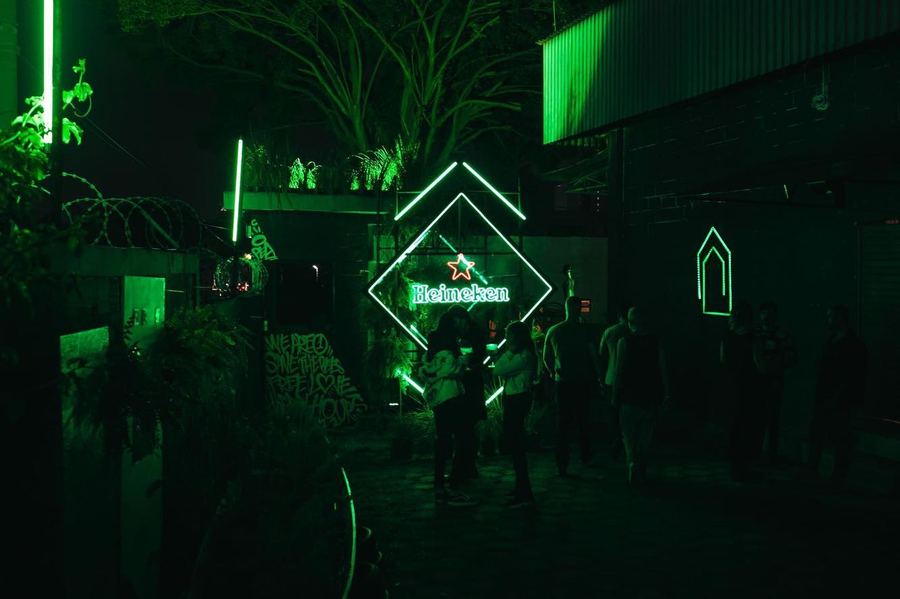 Ativação de marca com neon em evento noturno